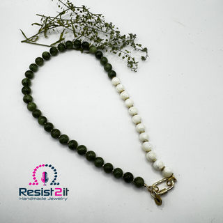 Midnight Reflections | Collier en pierres vertes et coquillage trochus