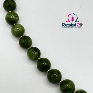 Midnight Reflections | Collier en pierres vertes et coquillage trochus