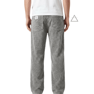 Pantalon Jules pour homme en velours côtelé gris perle, à coupe ample et taille élastiquée avec cordon de serrage. Vue de dos. 