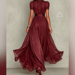Robe longue Isaline en rouge bordeaux portée de dos.