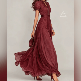 Robe longue Isaline en rouge bordeaux portée de profil.