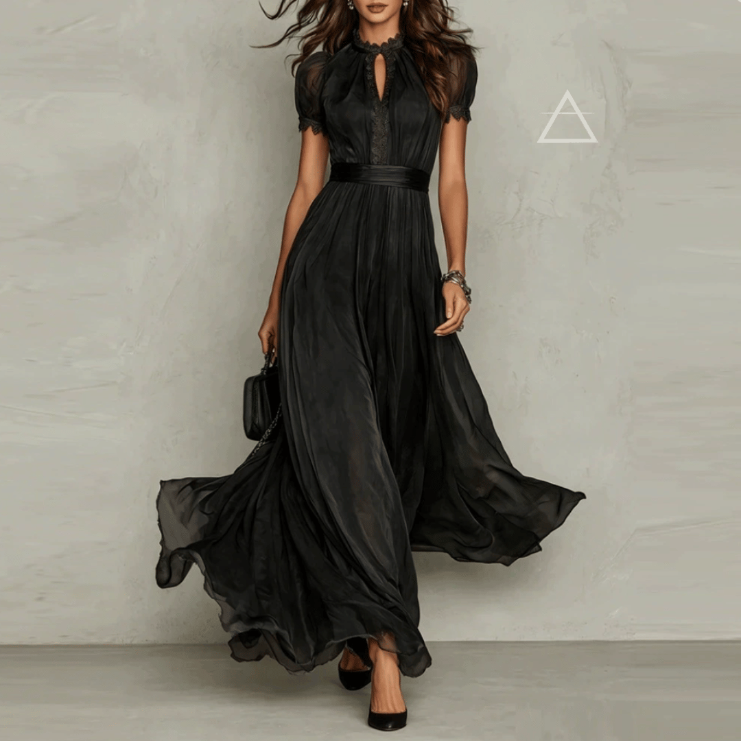 Robe longue Isaline noire portée de face, avec ouverture au col.