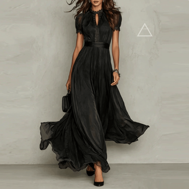 Robe longue Isaline noire portée de face, avec ouverture au col.