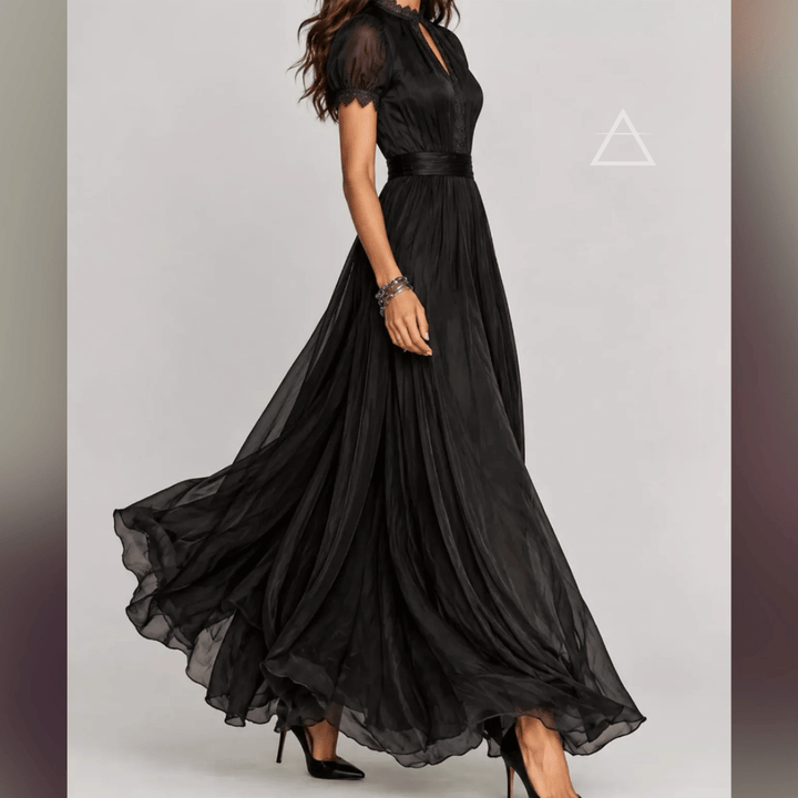 Robe longue Isaline noire portée de profil, avec jupe en mouvement.