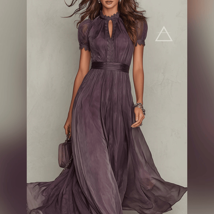 Vue rapprochée de la robe Isaline en violet profond, avec col et finitions en dentelle.