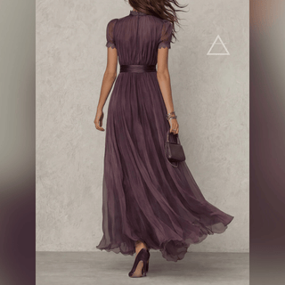Robe longue Isaline en violet profond, vue de dos et taille soulignée.