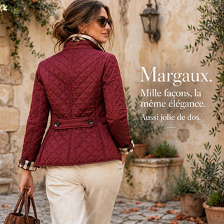 Veste Margaux bordeaux portée de dos avec un pantalon écru dans une cour pavée. Texte : « Margaux. Mille façons, la même élégance. Aussi jolie de dos. »