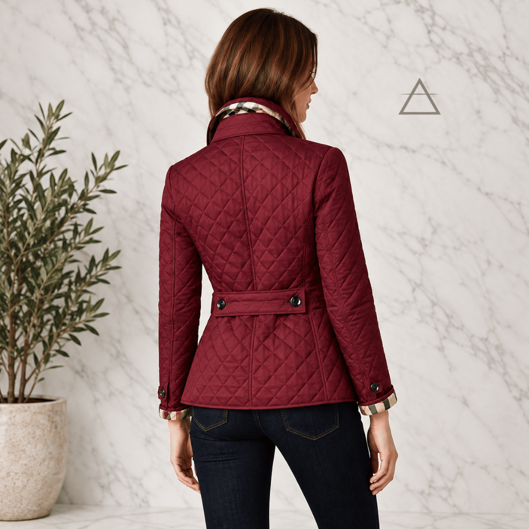 Veste matelassée Margaux en bordeaux, portée de dos, avec matelassage en losanges, patte boutonnée à la taille et revers de poignets à carreaux.
