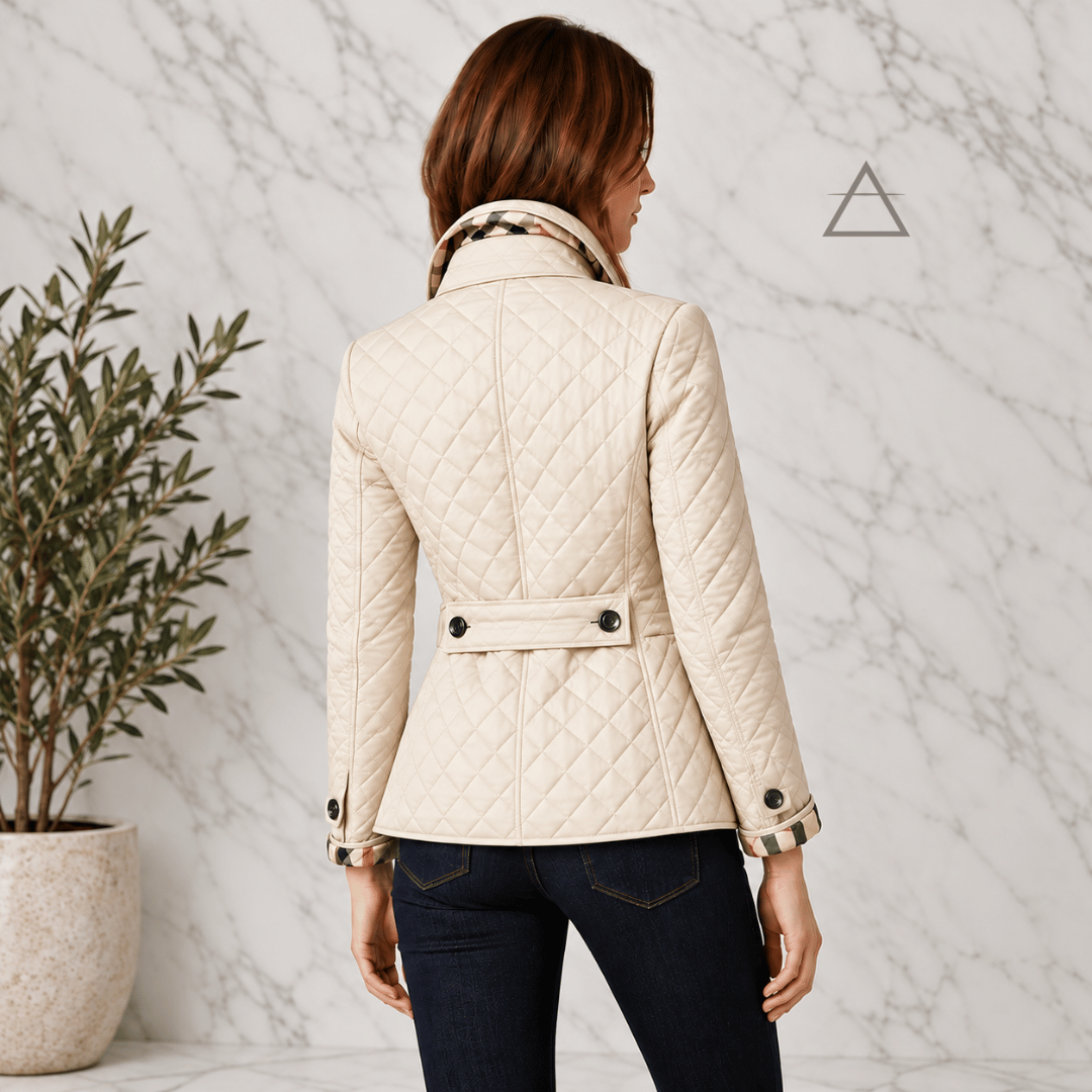 Veste matelassée Margaux en ivoire, portée de dos, avec matelassage en losanges, patte boutonnée à la taille et revers de poignets à carreaux.