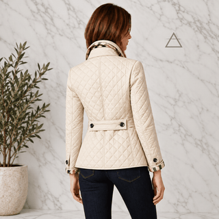 Veste matelassée Margaux en ivoire, portée de dos, avec matelassage en losanges, patte boutonnée à la taille et revers de poignets à carreaux.