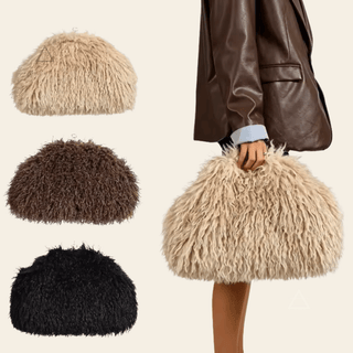Sac Soline oversize à la texture bouclée, porté à la main en coloris crème, avec les versions crème, chocolat et noir présentées à côté.