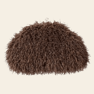 Sac pochette Soline oversize en coloris chocolat, photographié de face pour montrer sa forme souple et sa texture bouclée.