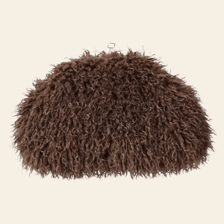 Sac pochette Soline oversize en coloris chocolat, photographié de face pour montrer sa forme souple et sa texture bouclée.