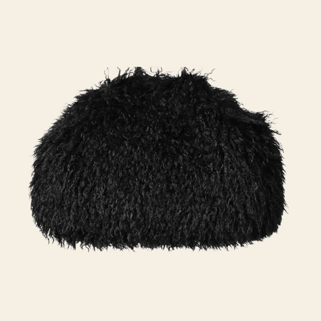Sac pochette Soline oversize en coloris noir, photographié de face pour montrer sa forme arrondie et sa texture bouclée.
