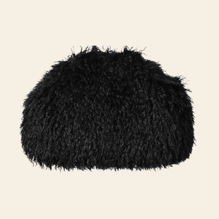 Sac pochette Soline oversize en coloris noir, photographié de face pour montrer sa forme arrondie et sa texture bouclée.
