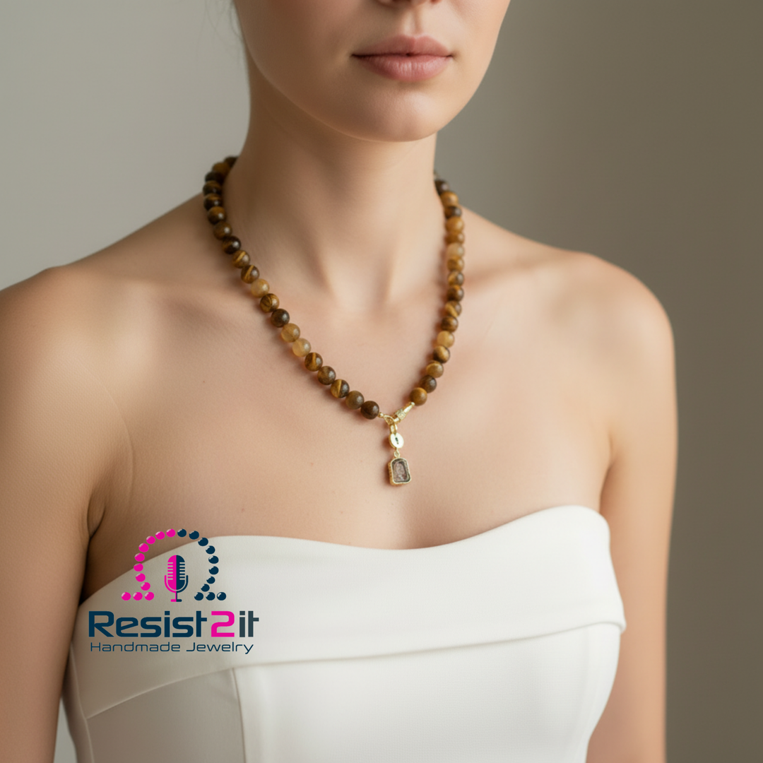 Collier Unspoken porté avec un haut blanc, fermoir et pendentif en agate placés à l’avant.