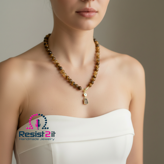 Collier Unspoken porté avec un haut blanc, fermoir et pendentif en agate placés à l’avant.