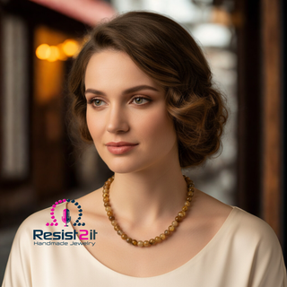 Collier Unspoken porté avec le rang de perles à l’avant et une blouse écrue.