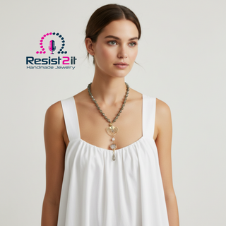 Collier Labradorite Moonlight porté avec un haut blanc, montrant ses perles gris fumé et son long pendentif aux détails dorés.