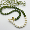 Midnight Reflections | Collier en pierres vertes et coquillage trochus